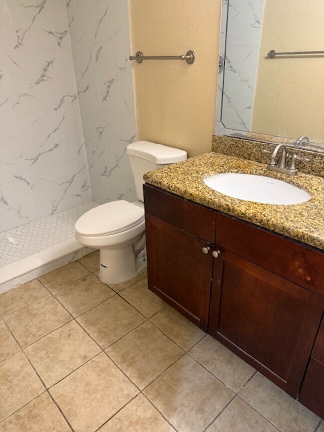 Building Photo - Large one bedroom condominium Unit 613