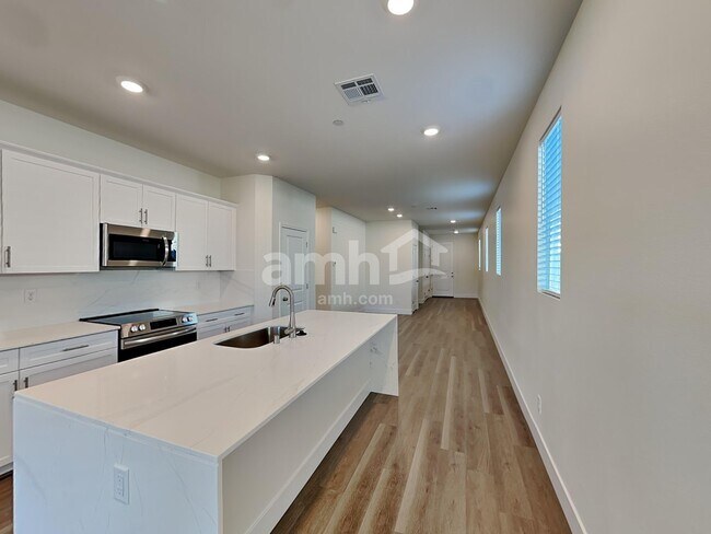Photo - 822 English Primrose St