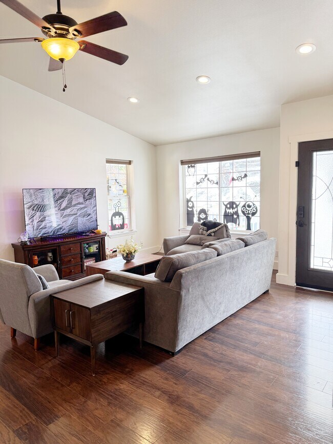 Photo - 1923 W Hampson Ave