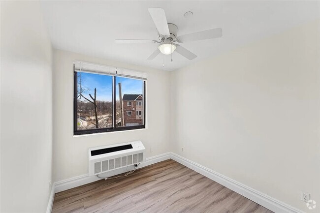 Building Photo - 46-146 Grand Central Pkwy Unit 4A Rental