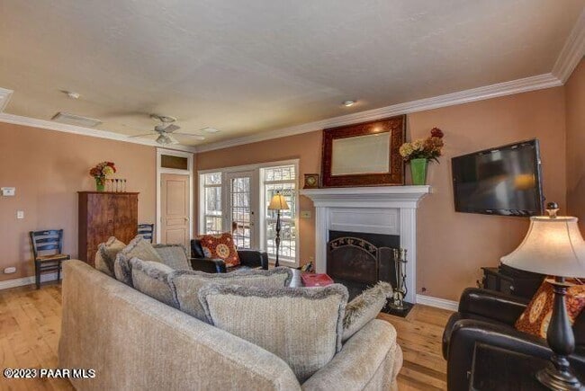 Photo - 325 E Union St