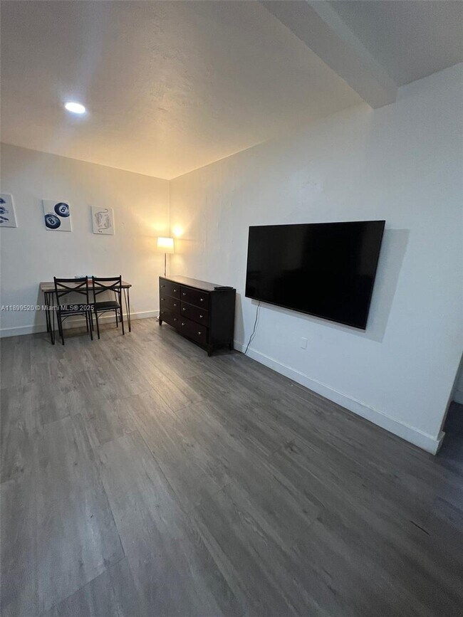 Photo - 635 SW 16th Ave Unit 2