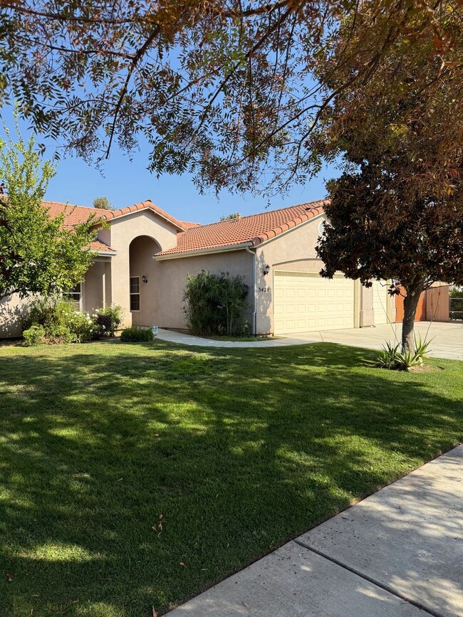 Building Photo - 4 bedroom 2 bath NW Visalia Home in Desira...
