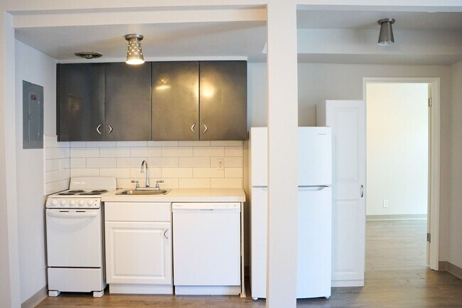 Building Photo - Great Mid-Century 1-Bdr w Dishwasher, Community Lawns + Pets OK! Unit 33