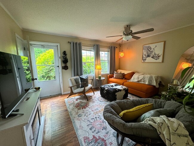 Photo - "Charming 3-Bedroom Retreat with Gleaming Hardwood Floors in Hendersonville!"