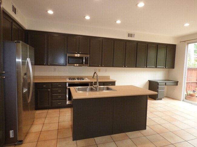 Photo - Spacious Townhouse located in Poinsettia Heights