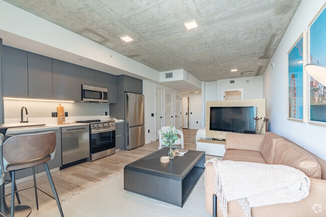 Studio, 1BA - 604SF - Livingroom