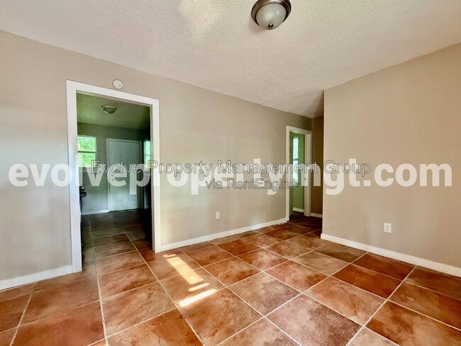 Building Photo - 30 W Fay Ave Unit 3