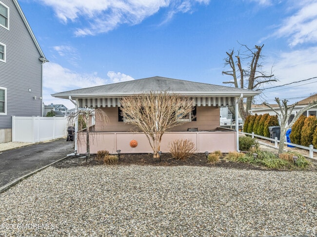 126 Royal Dr