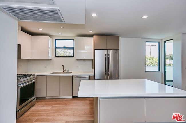 Photo - 328 N Maple Dr Unidad 306