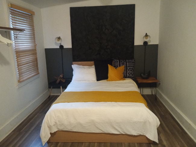 Building Photo - 628 William St