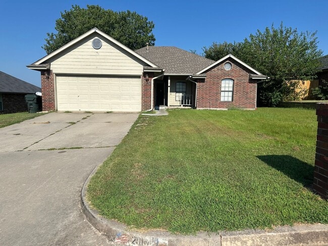 Building Photo - Spacious 4 bd, 2 bath - Converted garage f... Rental
