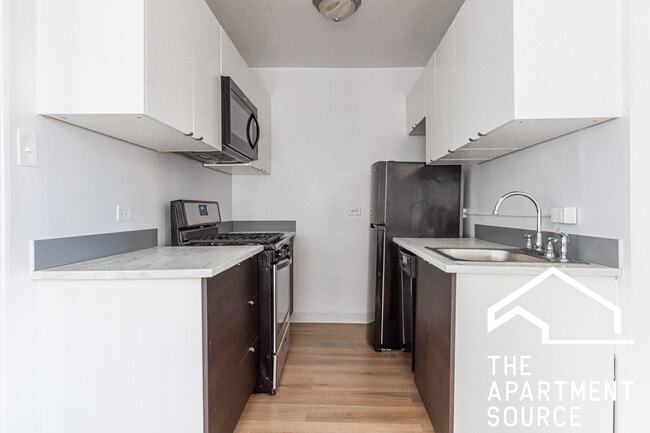 Building Photo - 2756 N Pine Grove Ave Unit 808 Rental