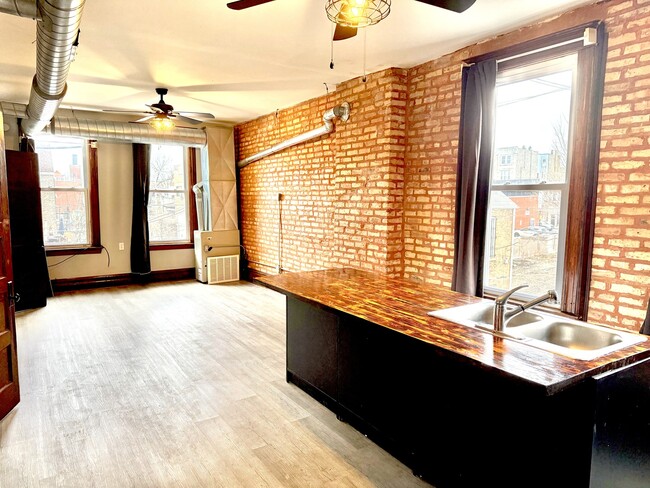 Photo - 2141 S Marshall Blvd Unidad 2R