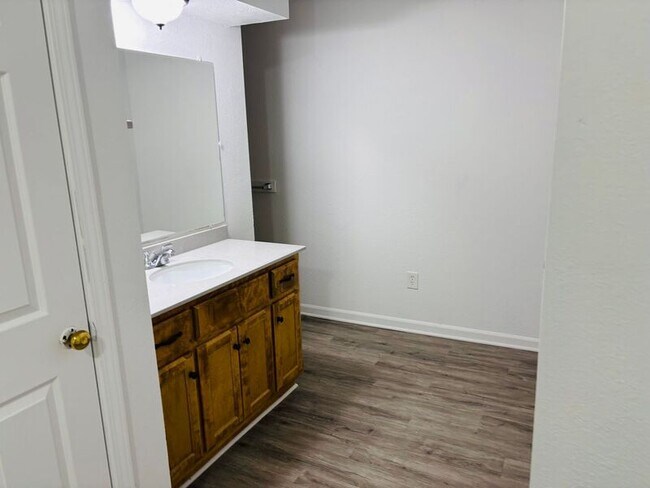 Photo - 1405 Neil Ln