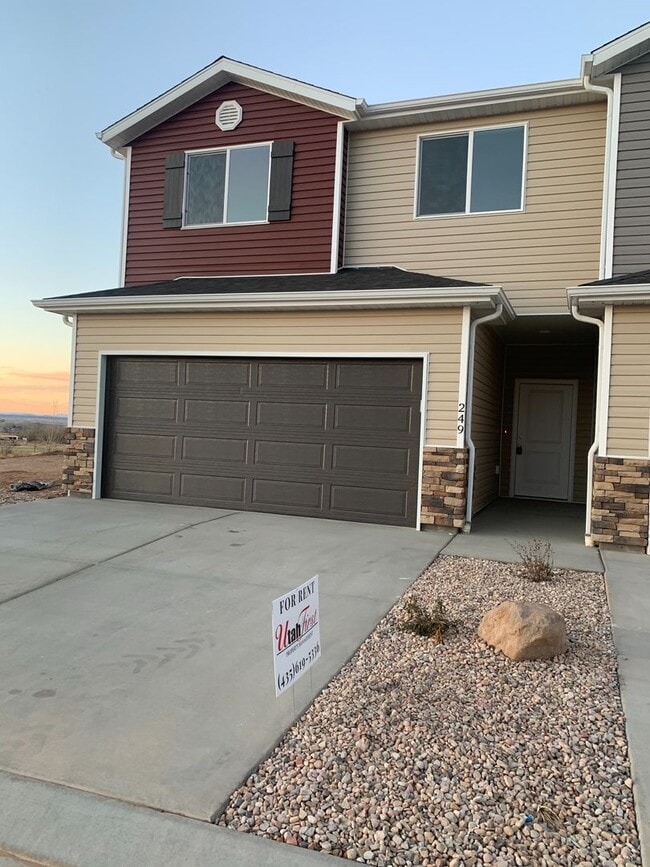 Building Photo - Price reduced! Beautiful Town home in Cedar City