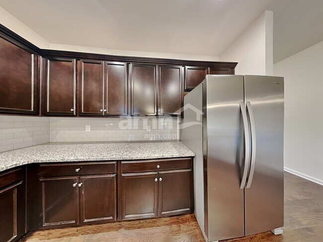 Photo - 553 Friar Park Ln