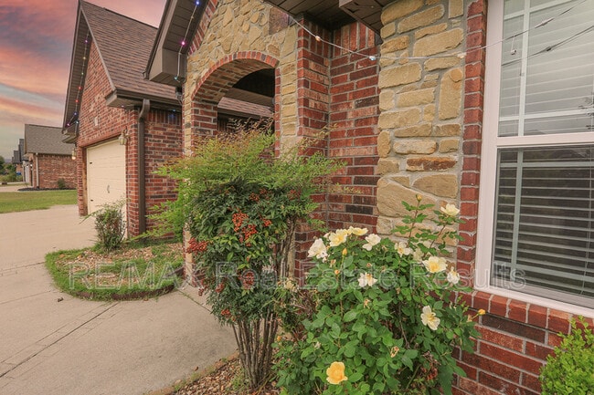 Photo - 2202 SW Tupelo Ave