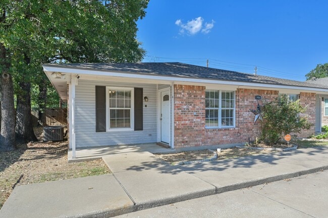 Building Photo - 1904 Sbisa Way Unit A Rental