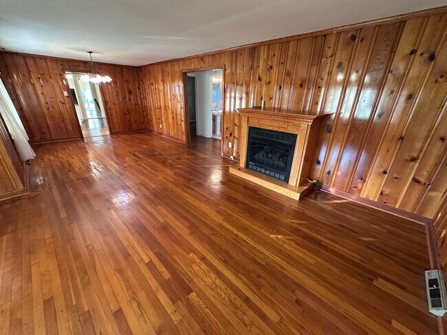 Photo - 3 Bedrooms- 2 Bathrooms- House in Armuchee!
