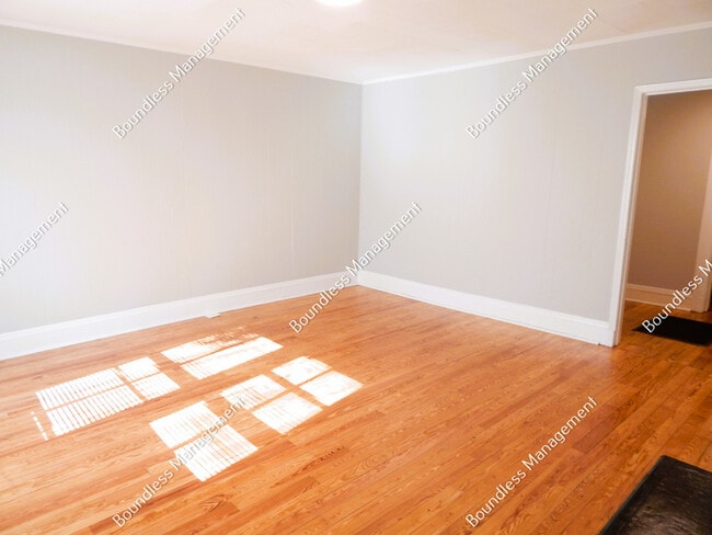 Photo - 622 Waldo St SE