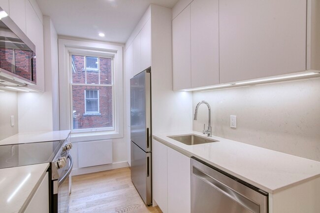 Building Photo - 4557 Rue Sherbrooke O Unit 304