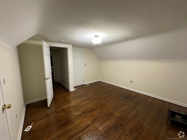 Building Photo - 190 Thompson St Unit 2 Rental