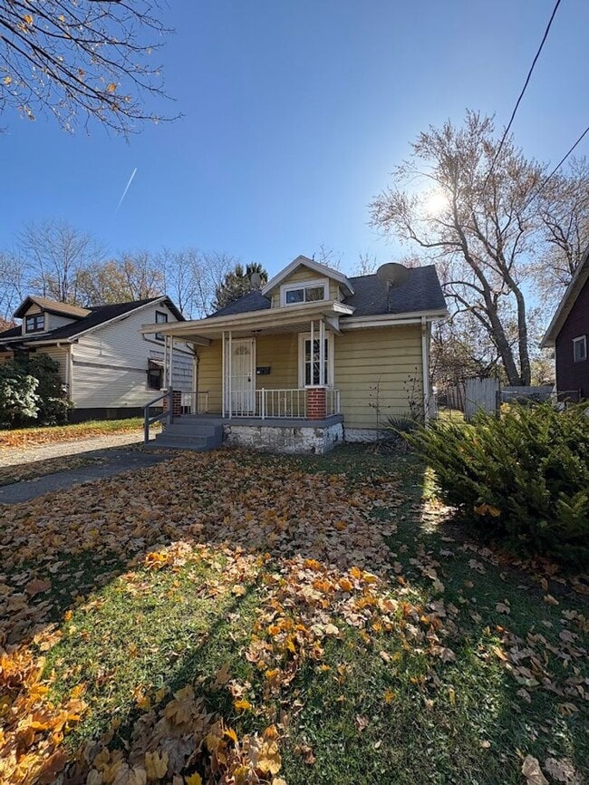 Building Photo - Three bedroom one bathroom home for rent