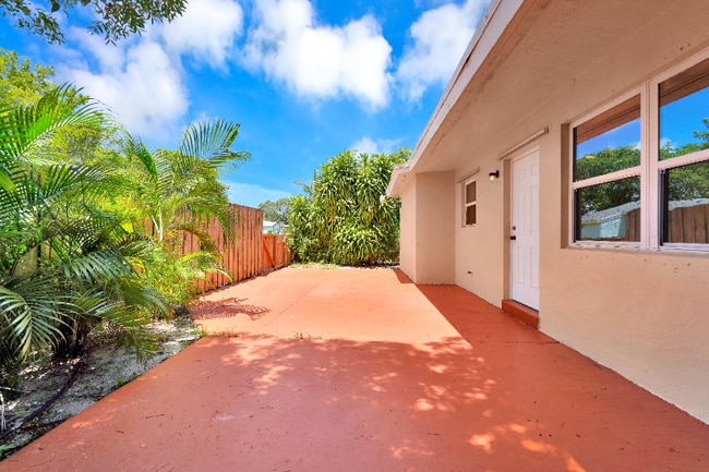 Photo - 2435 Plunkett St