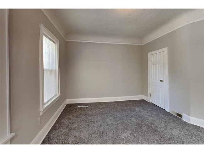 Photo - 303 Curtice St E
