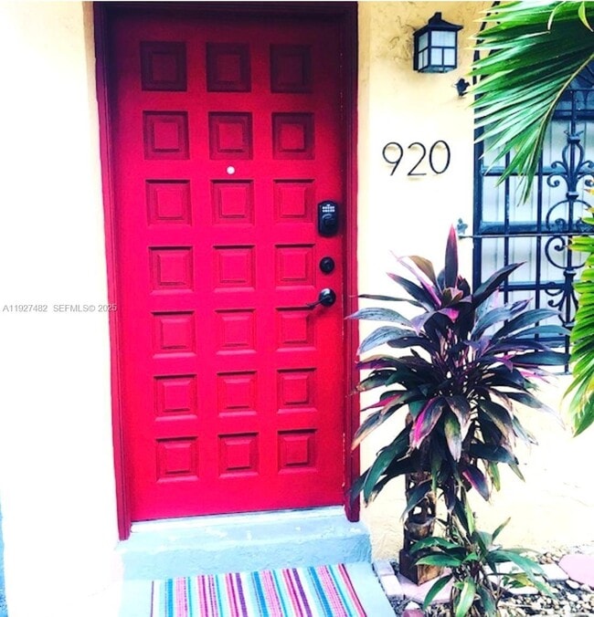 Building Photo - 920 SW 7th Ave