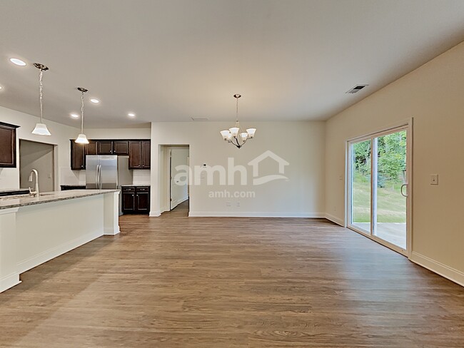 Photo - 154 Lindridge Dr NE