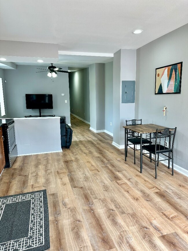 100 S Bouldin St Unit 2
