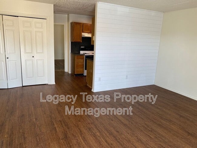 Photo - 1412 Courtney Pl