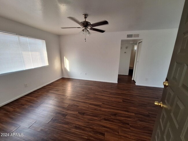 Building Photo - 2029 N Hunt Cir Unit 202