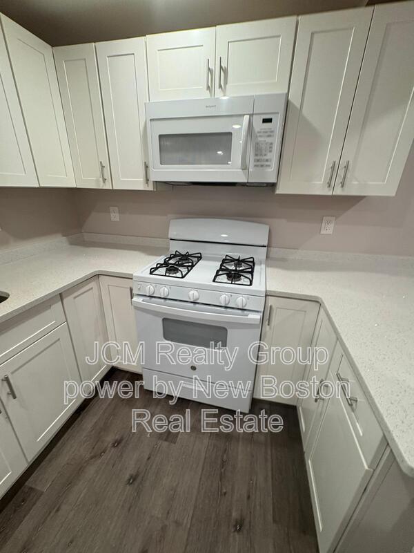 Building Photo - 32 Hartwell St Unit B / Left