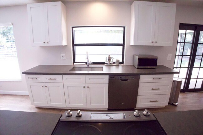 Photo - 700 N Perry Ave