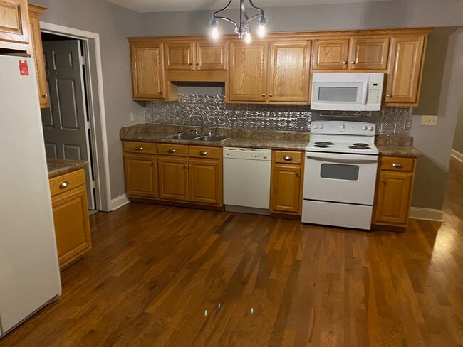Kitchen - 109 E 6th St Unit #2A
