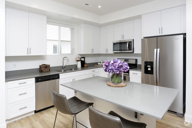 3BR, 2.5BA - 1,658 SF