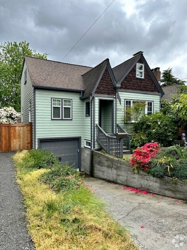 Building Photo - Spacious 4 Bedroom Home Minutes from Green...
