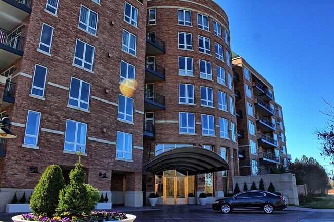 Building Photo - 2400 E Cherry Creek S Dr Unit 1