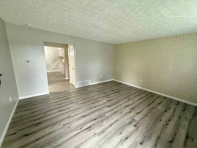 5584 Chatford Dr