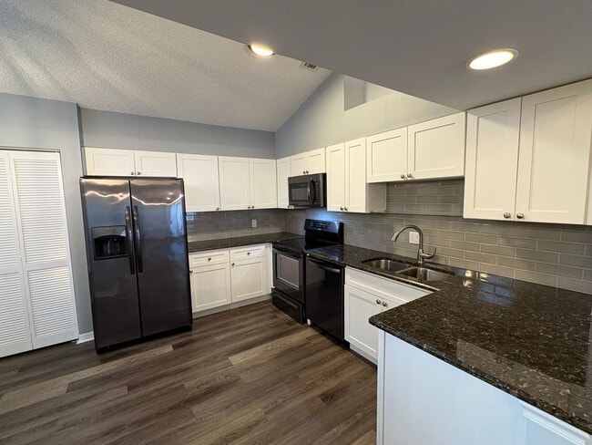 Building Photo - 3/2 with 2 car garage in great Vero Beach location!