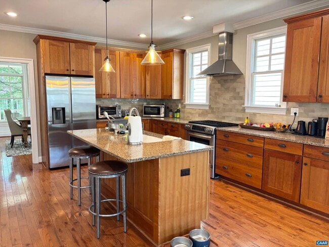 Photo - 270 Claremont Lane