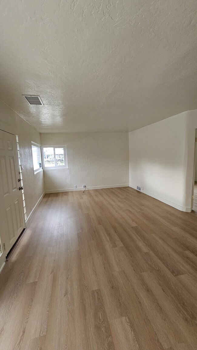 Photo - 476 E 7th Ave