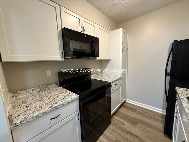 Photo - Stunning 1 Bedroom Apartment w/ Covered Pa... Unit y Villa Apts - 985