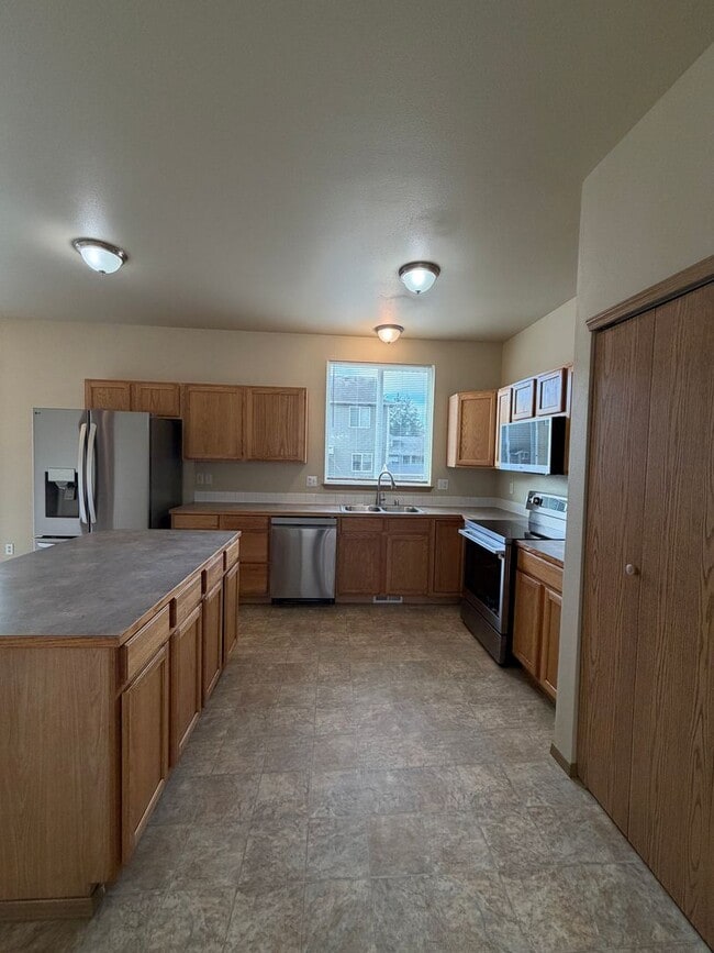 Photo - 843 Gina Ct SE