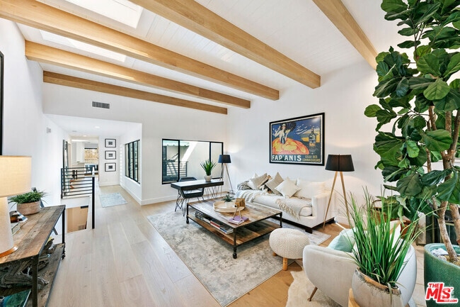Building Photo - 6502 Dume Dr Rental