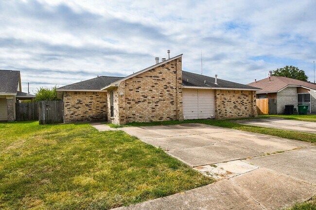 Photo - Southwest Houston 2 bedroom Brick Duplex with Private Yard
