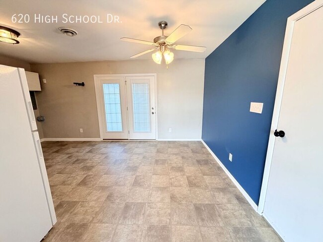 Photo - 620 High School Dr